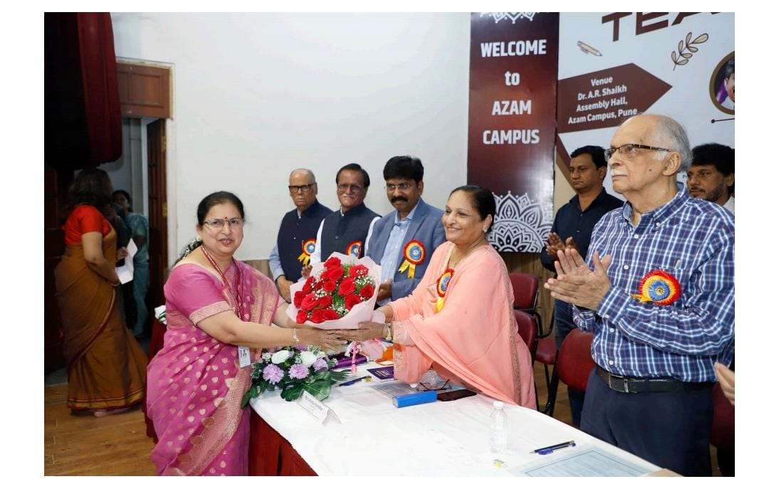 Dr. Anita Belapurkar felicitation Mrs. Abeda Inamdar Madam